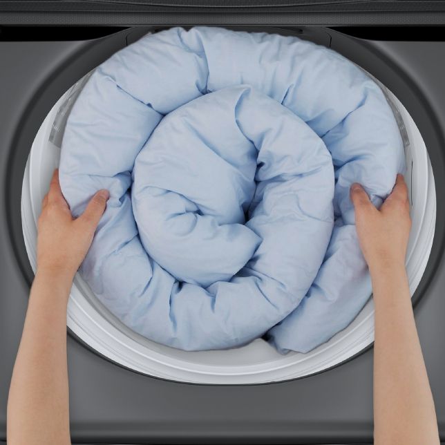 Cửa lồng giặt thiết kế cải tiến giúp dễ dàng bỏ đồ bẩn và lấy đồ ra nhanh hơn