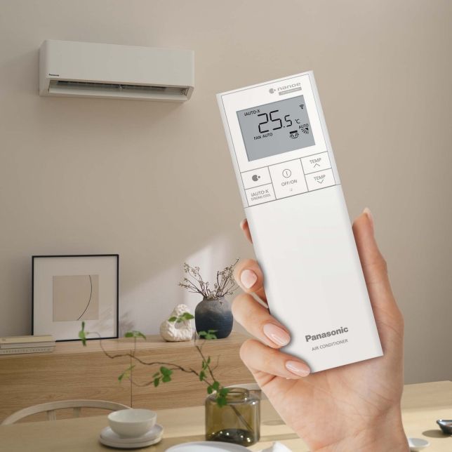Trang bị bộ điều khiển từ xa không dây cầm tay dễ dàng sử dụng