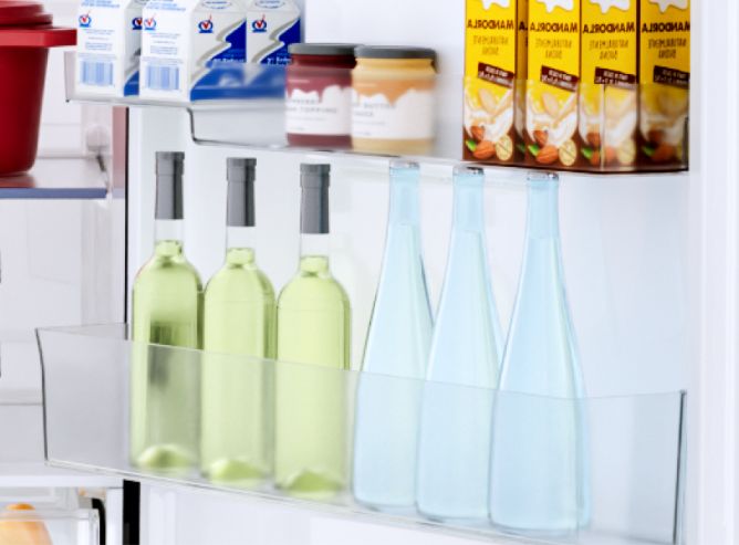 Khay kệ được thiết kế lớn hơn, bạn có thể dễ dàng lưu trữ các loại đồ uống đóng chai