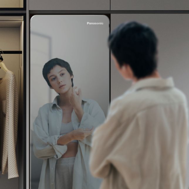 Toàn bộ thân tủ làm bằng bề mặt gương bóng