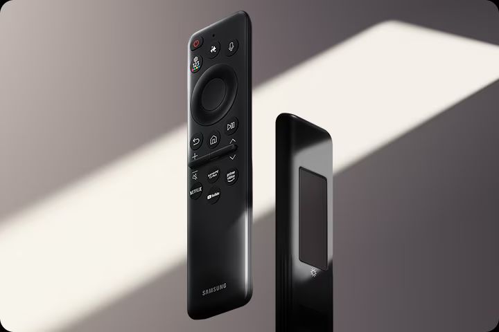 Đi kèm với tivi Samsung QA115QN90F là chiếc điều khiển từ xa được sạc bằng ánh sáng