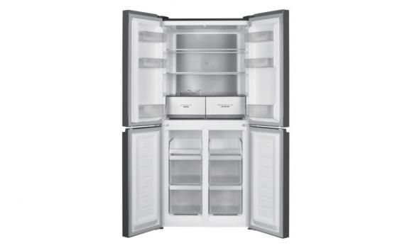 Bên trong tủ được thiết kế khá hợp lý để người dùng dễ dàng lưu trữ và phân loại từng loại thực phẩm