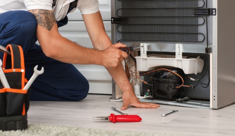 Do khay hứng nước bị đặt lệch hoặc nứt