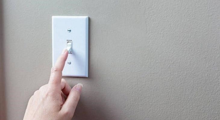 Cách bật điều hòa LG khi không có điều khiển: Sử dụng cầu dao