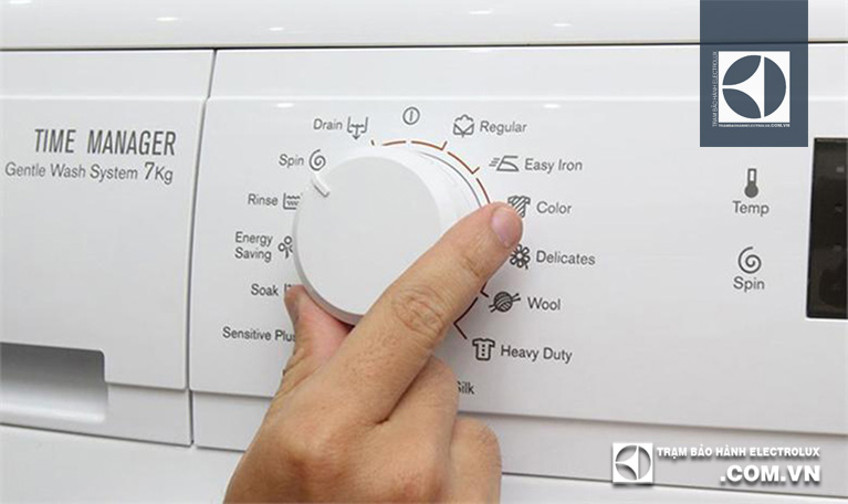 thinh-phat-Bật máy giặt và chọn chế độ giặt phù hợp electrolux