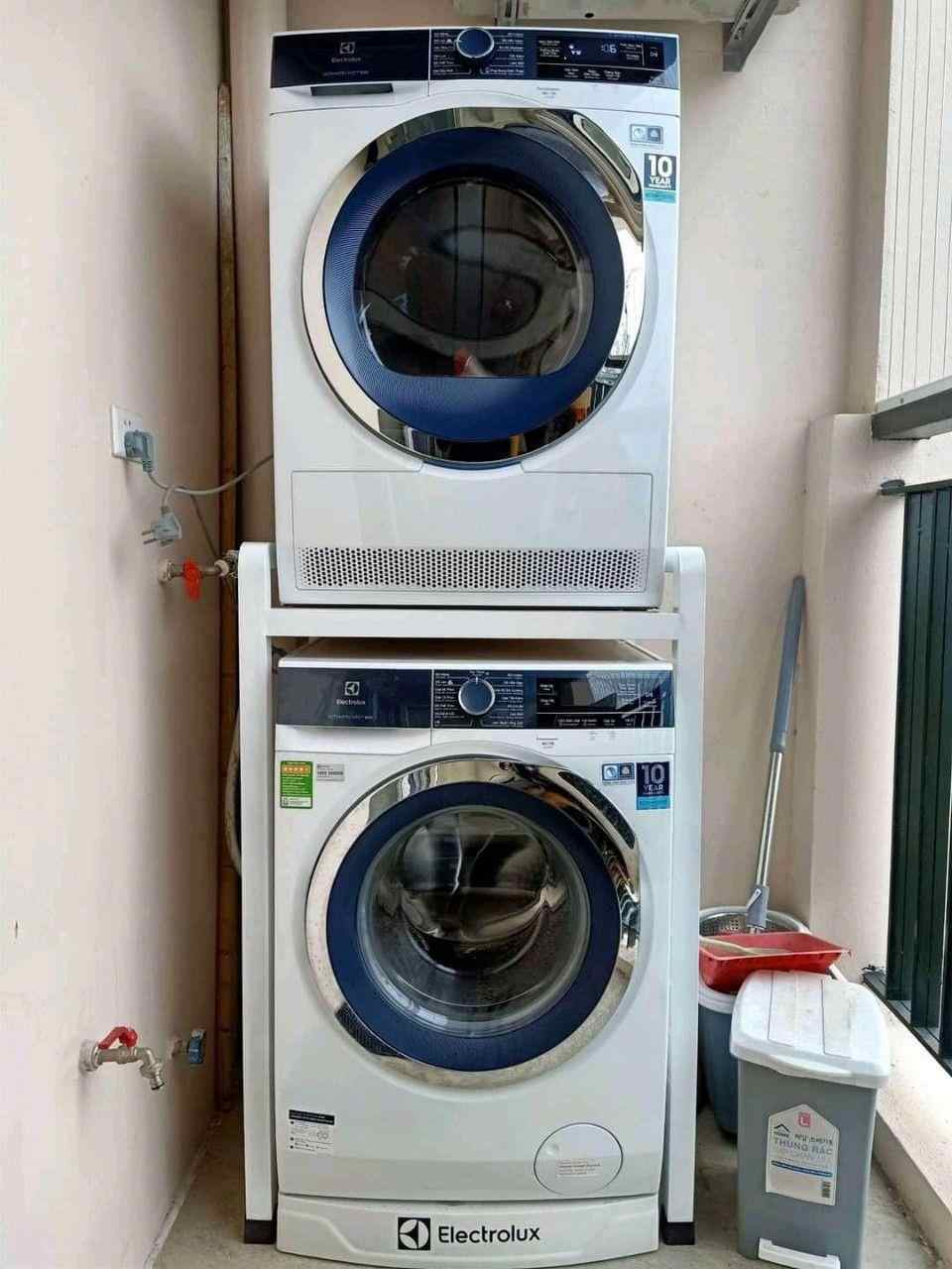 thinh-phat-Lắp đặt chồng máy giặt máy sấy lên nhau bằng giá xếp chồng