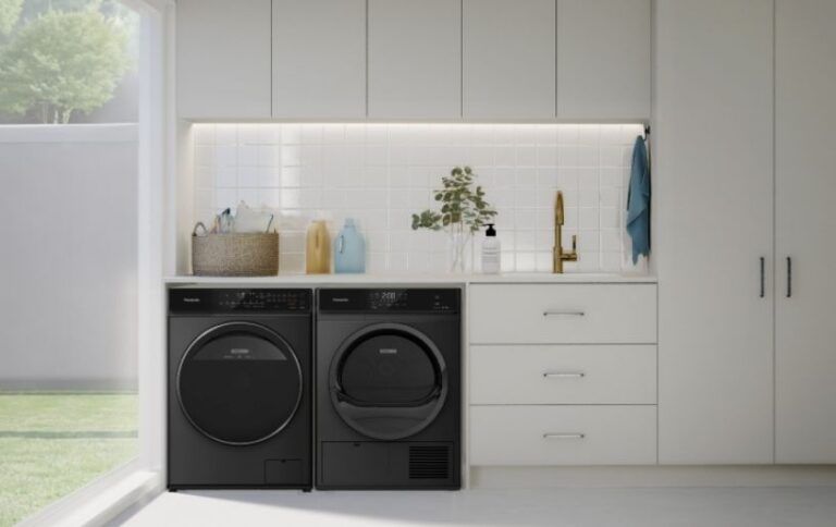 Panasonic NH-EH05JD1BV sở hữu tone màu đen sang trọng, kiểu dáng với đường nét tinh tế