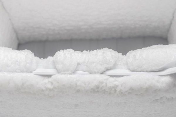 Nguyên nhân tủ lạnh Hitachi bị đóng tuyết ngăn đá? Cách khắc phục