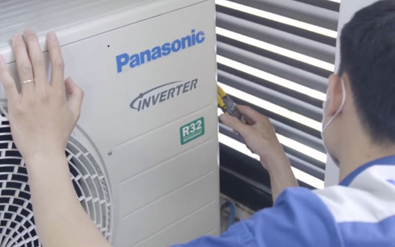 Kỹ thuật viên kiểm tra tem thông số dàn nóng điều hòa Panasonic