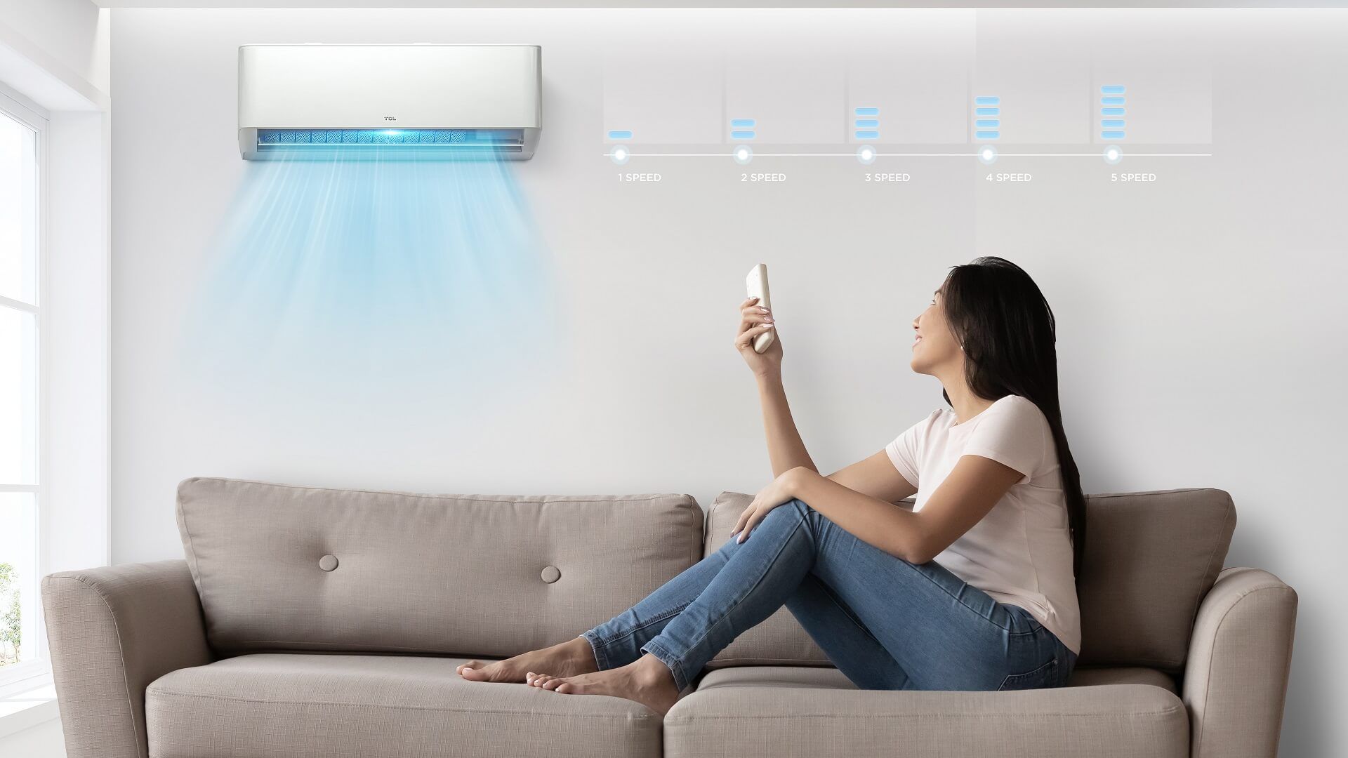 Kỹ thuật viên kiểm tra trên điều hòa LG